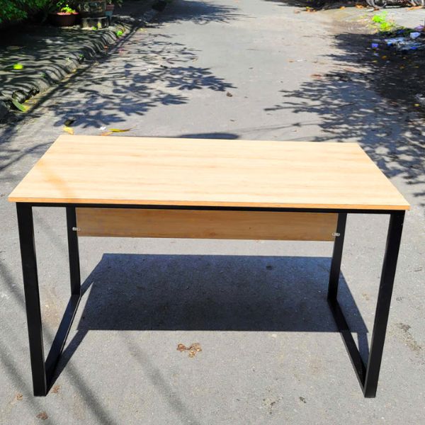 ban-lam-viec-chan-sat-co-bung