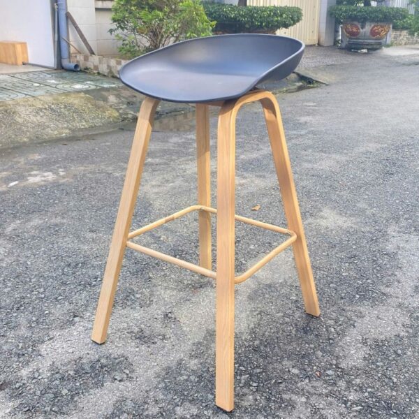 Ghế quầy bar chân gỗ mặt nhựa còn mới 99% giá rẻ