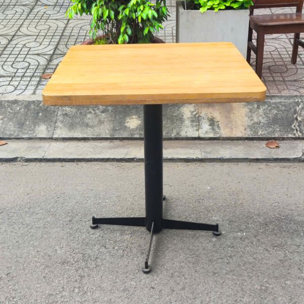 Bàn cafe vuông gỗ sồi chân sắt như mới