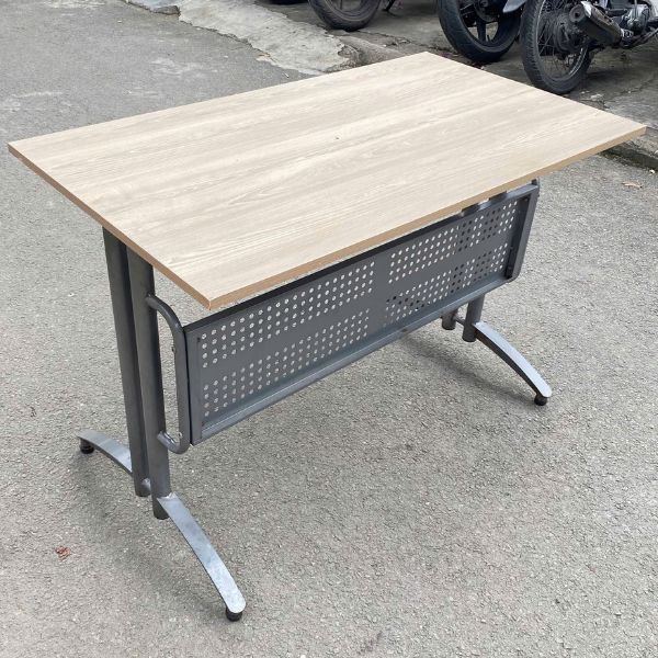 Thanh lý bàn làm việc chân sắt hiện đại có bửng