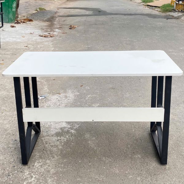 Thanh lý bàn làm việc chân sắt 1m2 có bửng