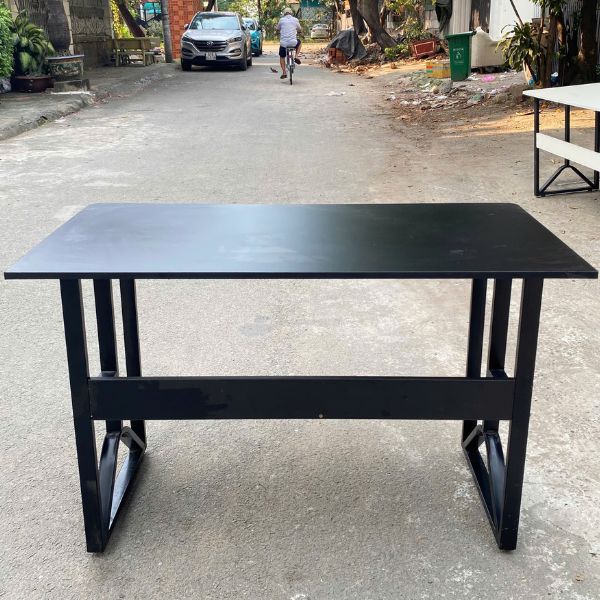 Bàn chân sắt 1m2 màu đen có bửng như mới