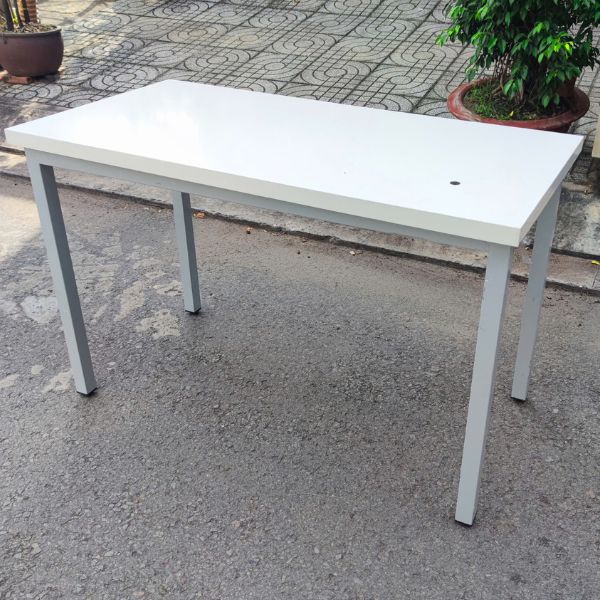 Thanh lý bàn làm việc chân sắt trắng 1m2