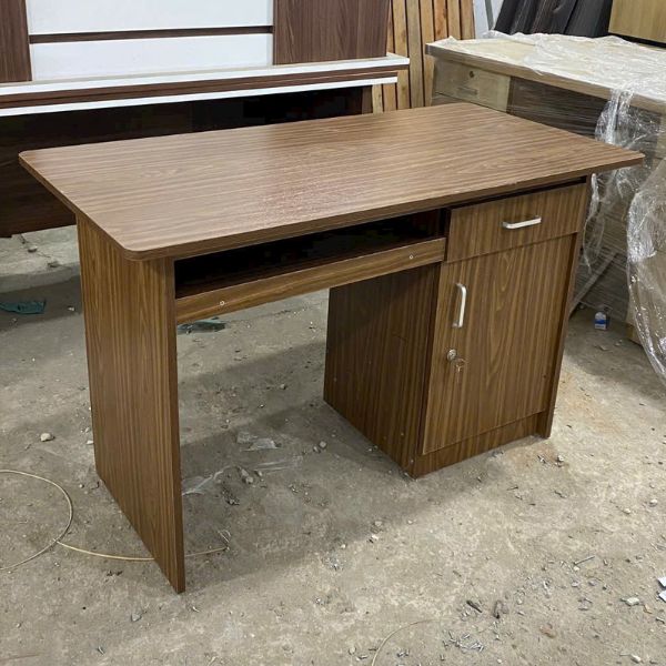 Bàn làm việc gỗ công nghiệp mâu 1m2 có hộc giá tốt