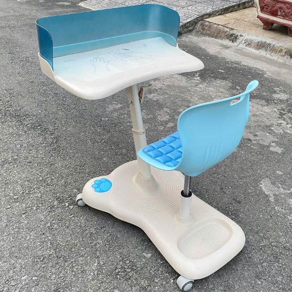 Bàn học di động thông minh cho bé tồn kho