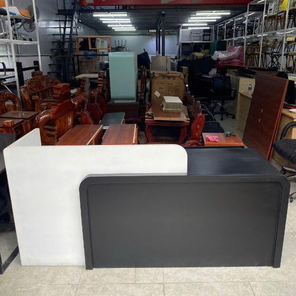 Thanh lý quầy lễ tân gỗ công nghiệp trắng đen như mới
