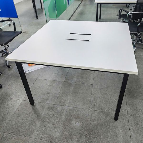 Thanh lý bàn làm việc chân sắt mặt gỗ vuông 1m2