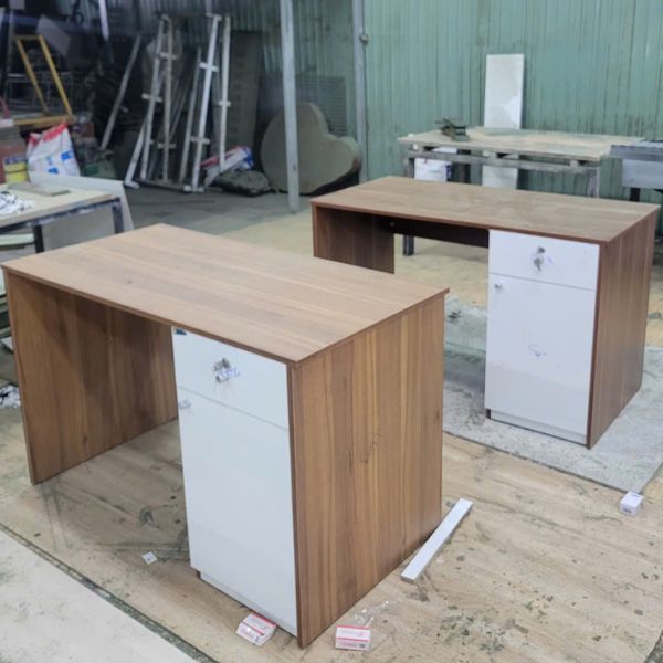 Thanh lý bàn làm việc văn phòng gỗ MDF có hộc mới 99%