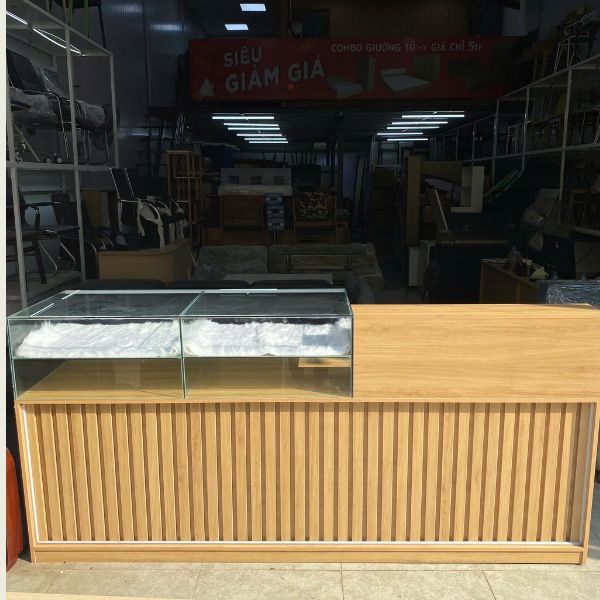 Quầy lễ tân gỗ 2m4 full led có kính trưng bày mới 95%